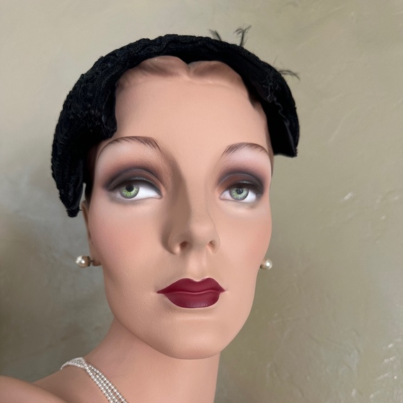 FASCINATING 1950s\' BLACK FABRIC JULIET CAP WITH UNIQUE FEATHER/CRIN TRIM main image 7